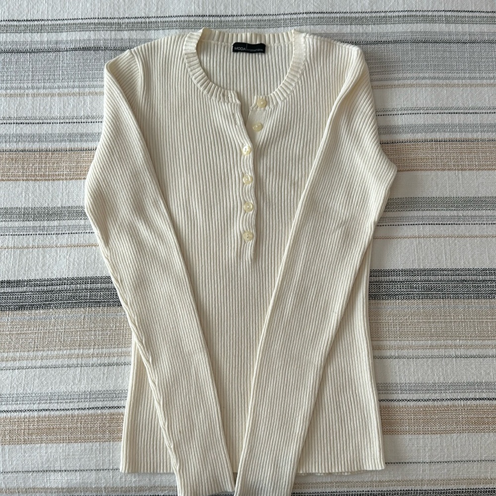 MODA casual off white long sleeve V neck sweater with buttons